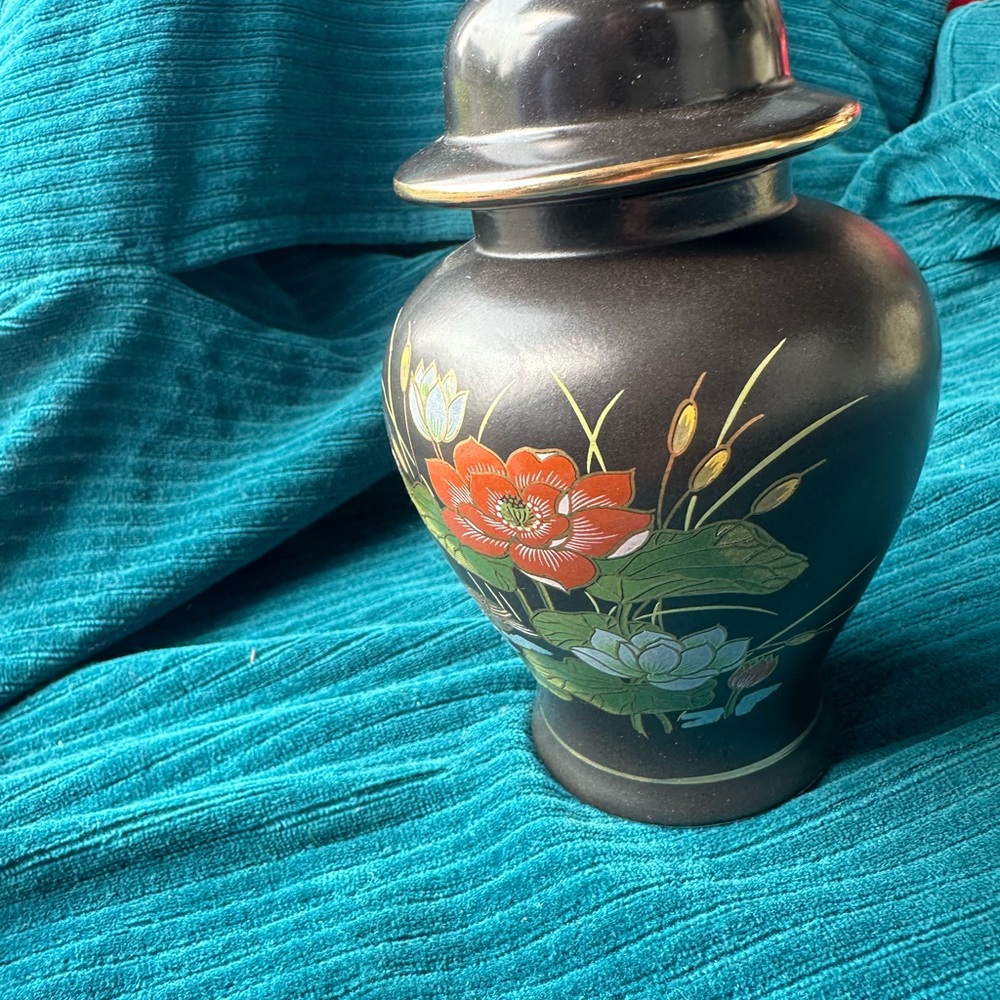 Elegant Black Floral Vase - Picture 2 of 4